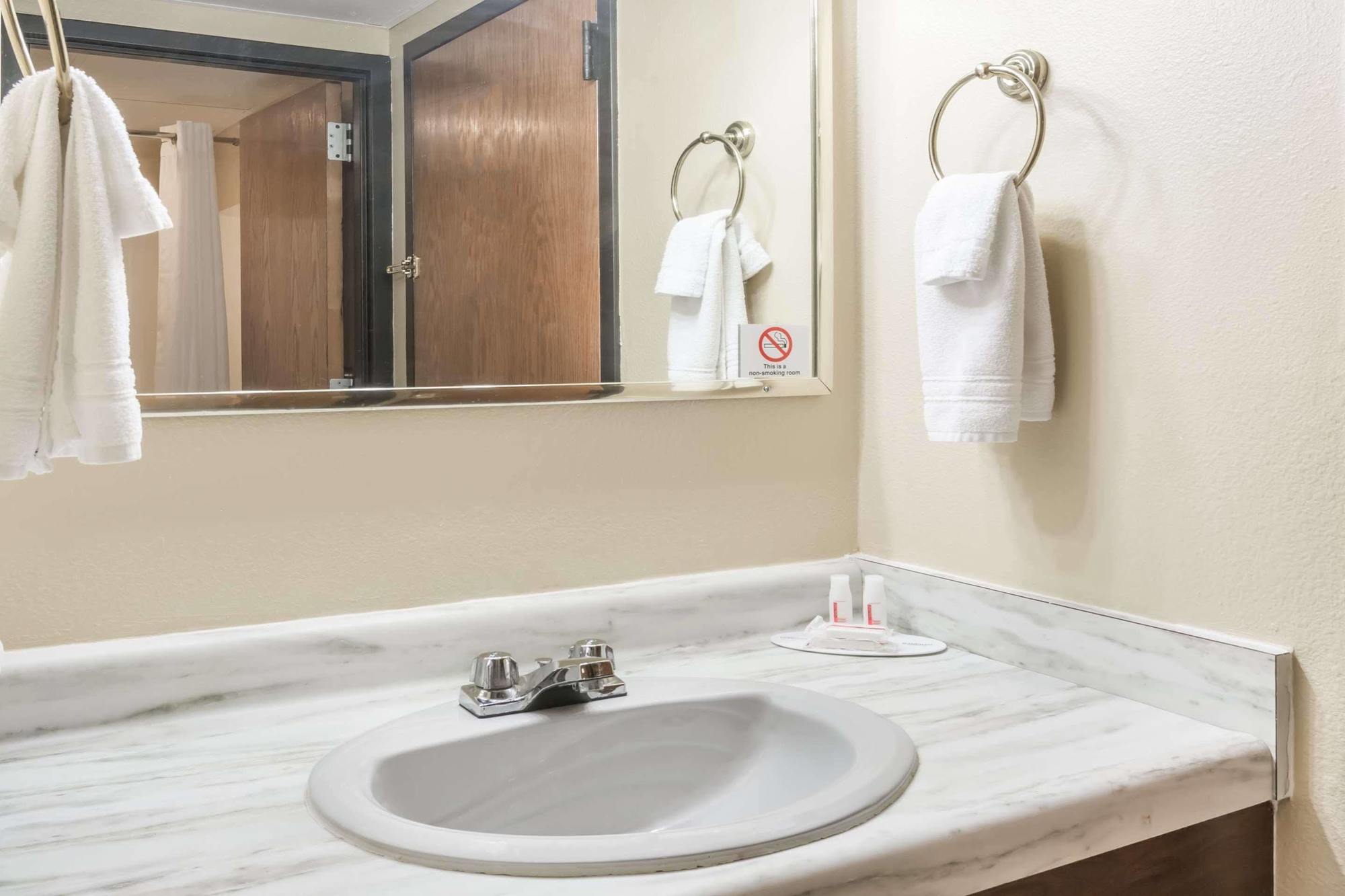 ซูเปอร์ 8 บาย วินด์แฮม ลูเวิร์น ไอ-90 Hotel Luverne ภายนอก รูปภาพ